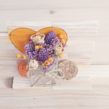 Bouquet coeur bois Majka en fleurs séchées orange violet