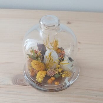 Cloche en verre Chase jaune orange en fleurs séchées