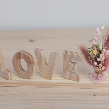 Lettres en bois Love rose en fleurs séchées